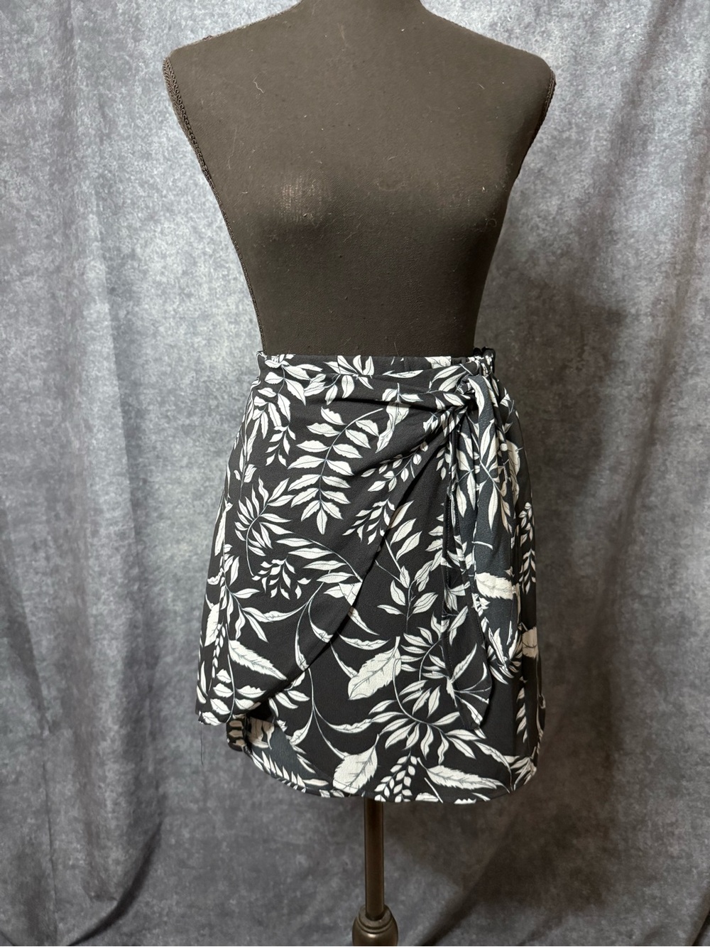 DR2 Black and White Leaf Print Mini Skirt